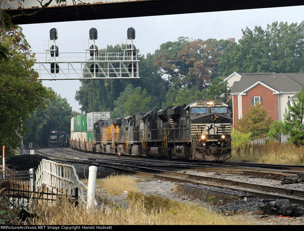 NS 7653 leads train 961 past the signals at Elm